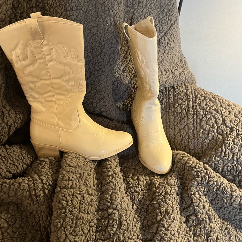 Forever Crème Cowgirl Boots Size 10 like new - only wore 2 times